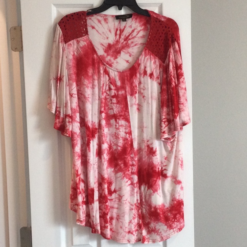 Tye dye short sleeve top.